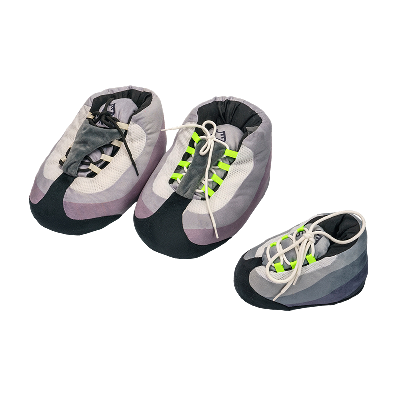 Sepatu mewah sporty berwarna abu-abu