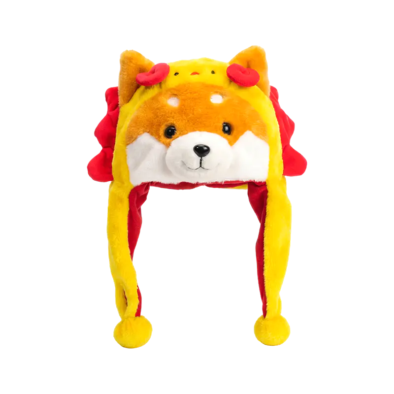 Shiba kuning dengan topi mewah surai merah